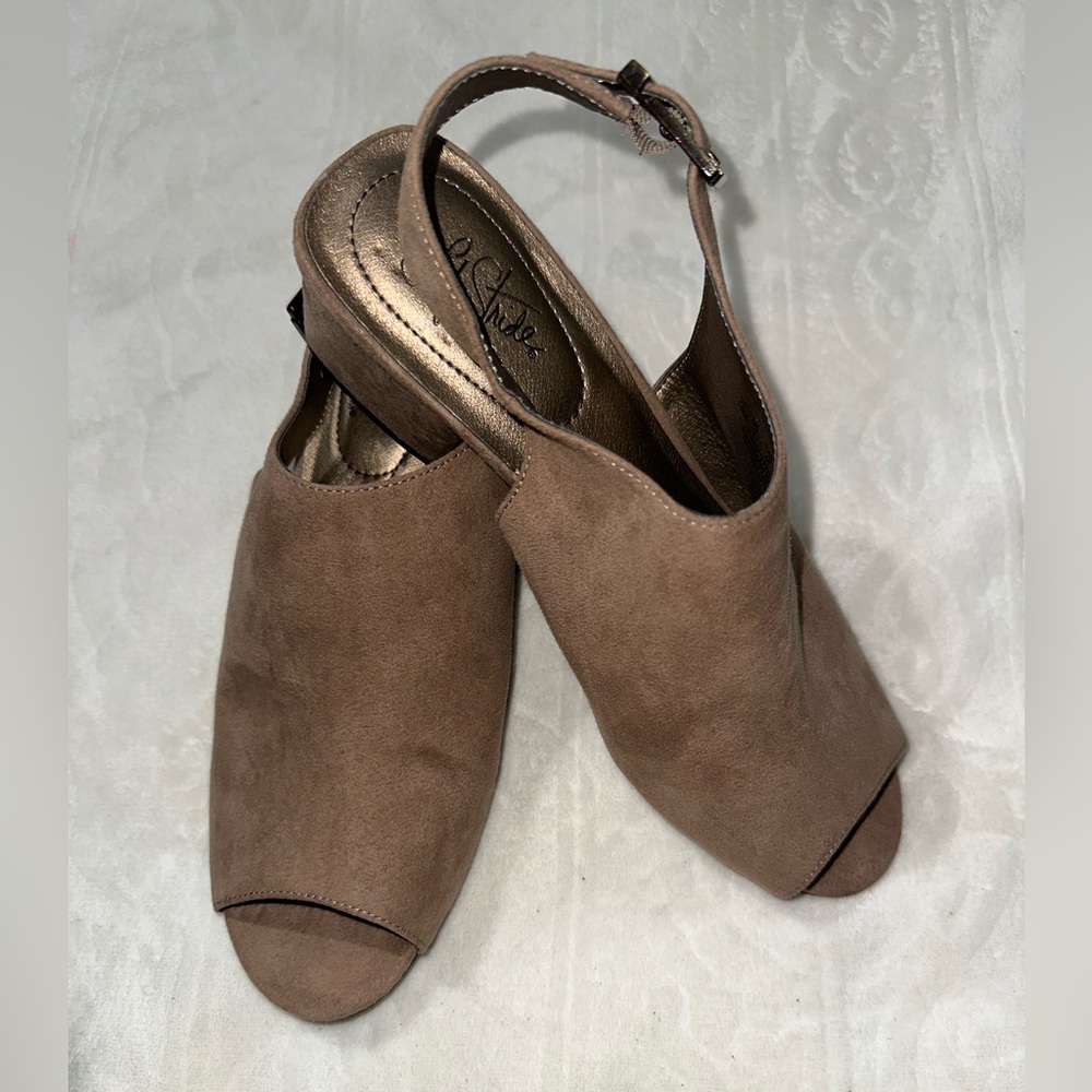 Life Stride Relay‎ Suede Sz 10